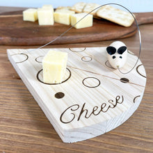 Carica l&#39;immagine nel visualizzatore di Gallery, Mouse Cheese Board Handcrafted Wood Novelty Dinner Party Wedge Vintage Gift Joke
